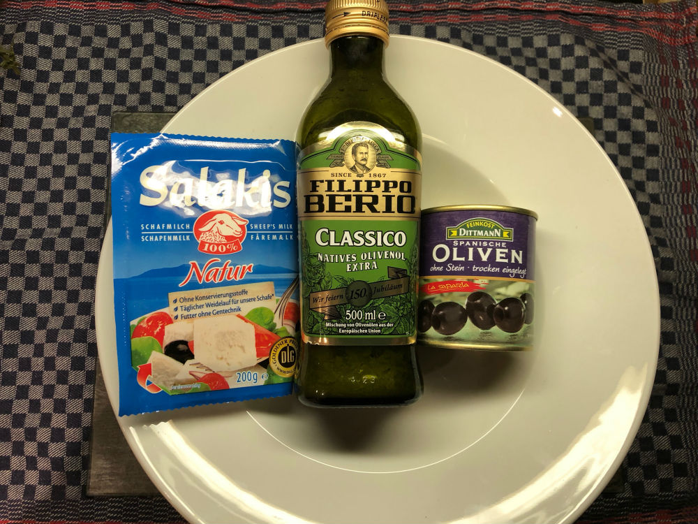 Salat zum Löffeln - Olivenöl, schwarze Oliven, Schafskäse